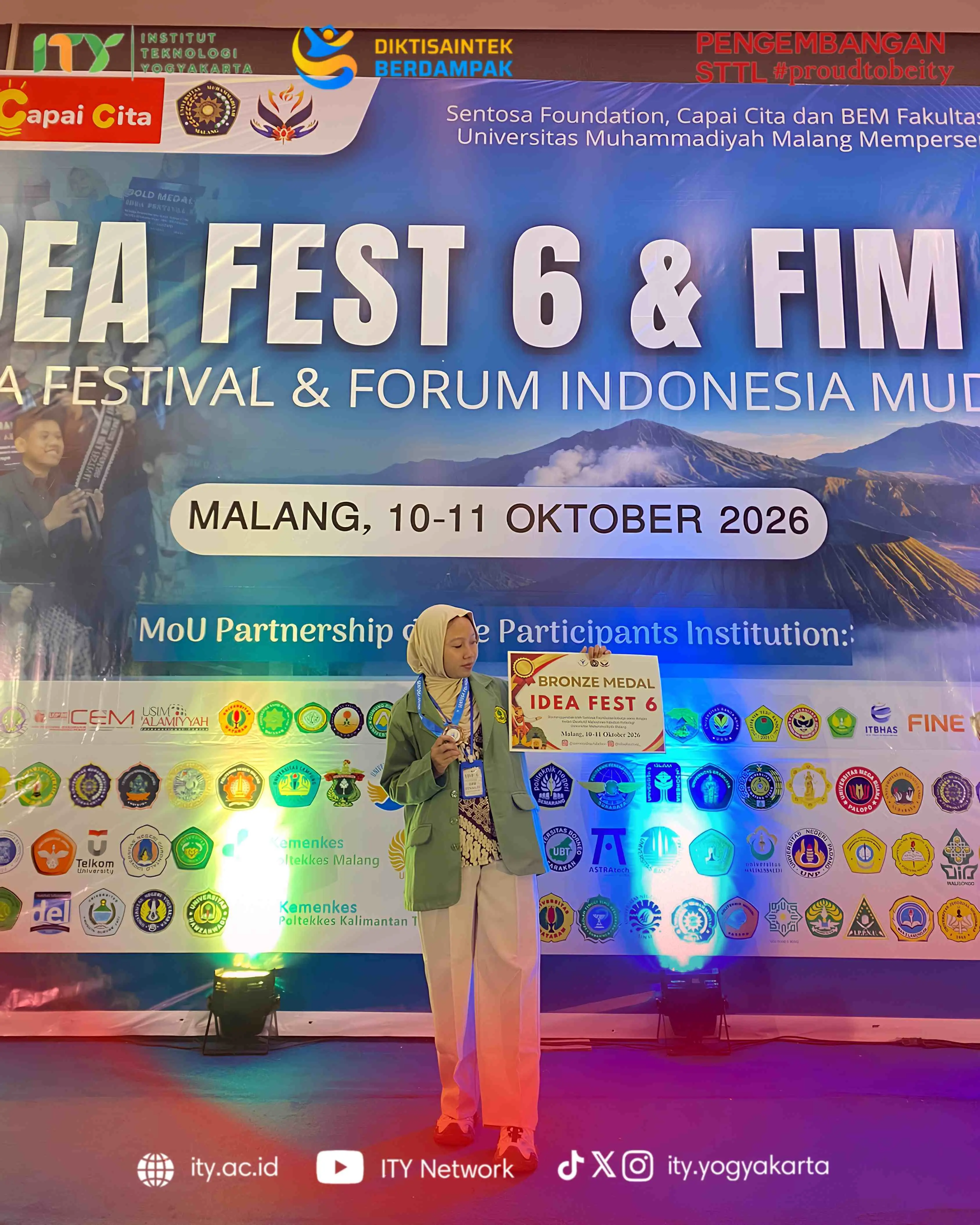 Inovasi Paving Block Sampah Plastik dan Bambu oleh Mahasiswa ITY & UTM Raih Bronze Medal di Idea Fest 6